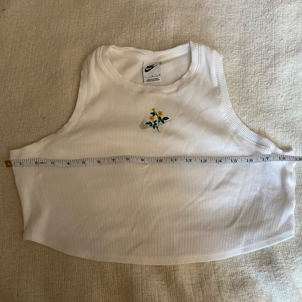 NWOT Rare White Floral Embroidered Women's Nike Crop Top - Picture 4 of 10